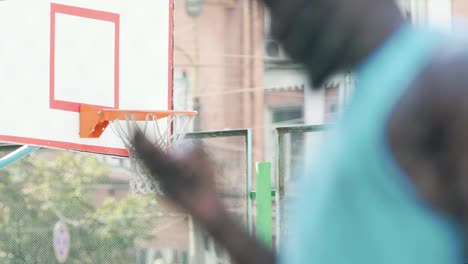 Hombre-con-smartphone,-parado-en-la-cancha-de-básquet,-aplicación-de-apuestas-deportivas