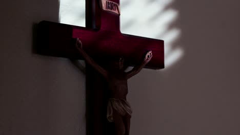 Crucifijo-en-la-pared-de-Jesús-en-la-Cruz-como-la-luz-del-sol-se-mueve-durante-el-día