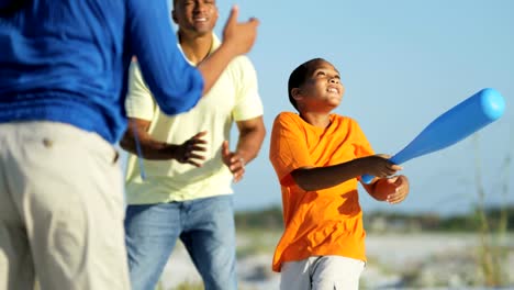 Afroamerikanische-Familie-Baseball-zu-spielen,-am-Strandurlaub