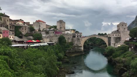 Historische-Stadt-von-Mostar-mit-der-berühmten-alten-Brücke-(Stari-Most)-an-einem-bewölkten-Tag,-Bosnien-und-Herzegowina