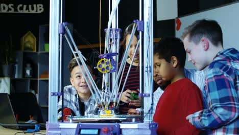 Teacher-with-kids-exploring-3d-printing