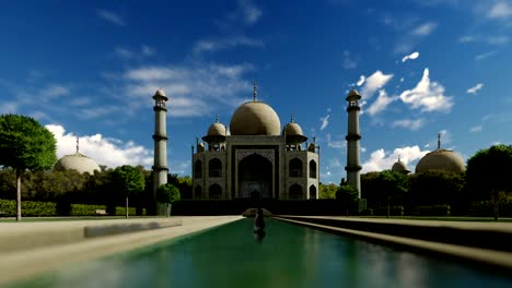 Taj-Mahal-contra-el-cielo-azul,-timelapse,-zoom