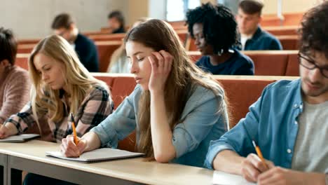 Gruppe-der-Multi-ethnischen-Schüler-im-Klassenzimmer-Prüfung-/-Test-Bright-Jugendliche-Studie-an-der-Universität.