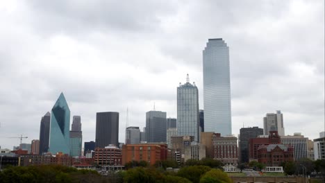 Lapso-de-tiempo-de-tormenta-nubes-moviéndose-sobre-Downtown-Dallas-edificios