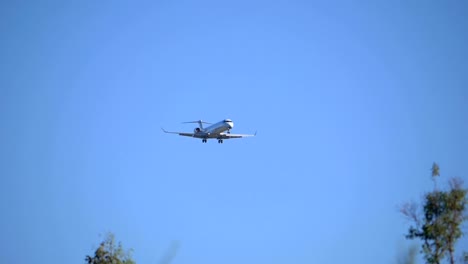 Airplane-flying-overhead-in-4k-slow-motion