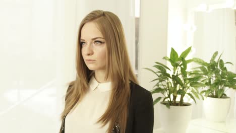 Porträt-schöne-Frau-mit-langen-Haaren,-Blick-in-die-Kamera-und-Rotation-um.-Gesicht-der-jungen-Frau-im-Studio-hautnah