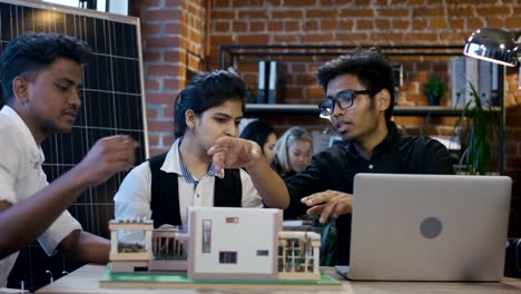 Indische-Studenten-gemeinsam-an-alternativen-Lieferungen