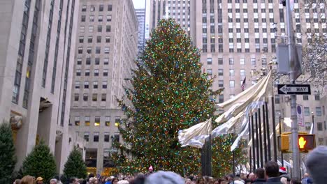 Video-von-den-Weihnachtsbaum-im-Rockefeller-Center-mit-großen-Gruppen-von-Touristen-schwenken