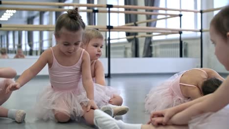 Little-Girls-Learning-Dance-Moves