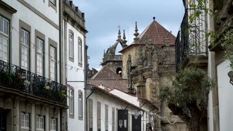 Alte-Architektur-und-die-Burg-von-Braga,-Portugal