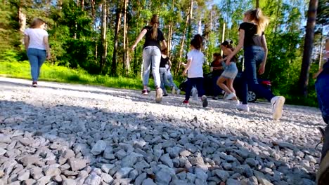 Meine-lieben-Kinder,-Hof-Fußball-zu-spielen,-im-Sommertag-unter-der-Sonne-im-park