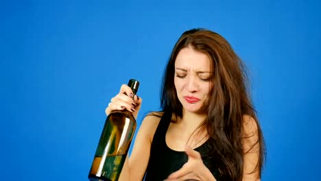 Junge-schöne-Brünette-in-Depression,-Alkohol-zu-trinken-und-zu-weinen.-Gebrochenes-Herz,-Abhängigkeit-von-Alkohol,-Behandlung-von-Alkoholabhängigkeit.-Soziale-Probleme