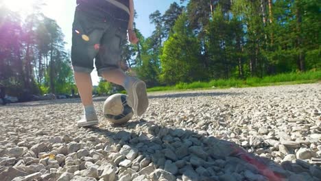 Gruppe-von-Jugendlichen-laufen,-nachdem-der-Ball-Hof-Fußballspielen-am-Sommertag-im-park