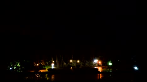 Tempestad-de-truenos-en-la-noche.-Destellos-de-relámpago-en-el-cielo-de-la-noche-sobre-el-parque-de-la-ciudad