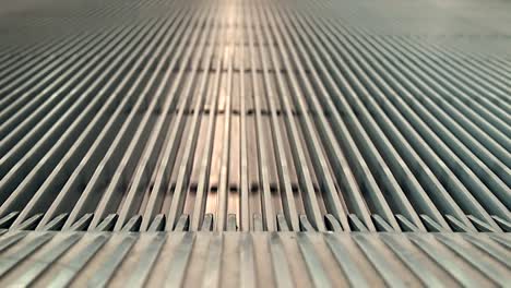 Close-up-of-Moving-walkway-at-the-end-of-walkway-side.-Walkway-stop-moving-at-the-end-of-clip.