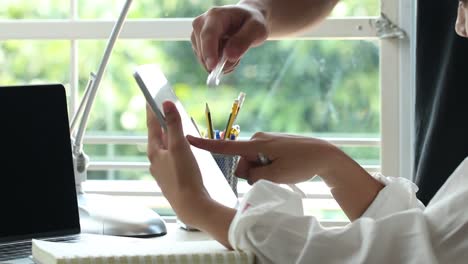 Estudiantes-jóvenes-asiáticos-o-puesta-en-marcha-de-equipo-de-trabajo-de-adolescentes-Co-aprendiendo-la-tarea,-ver-examen-de-resultados-en-smartphone,-feliz-alegría-de-lograr-el-éxito-objetivo-en-emoción-positiva-expresión-en-el-campus