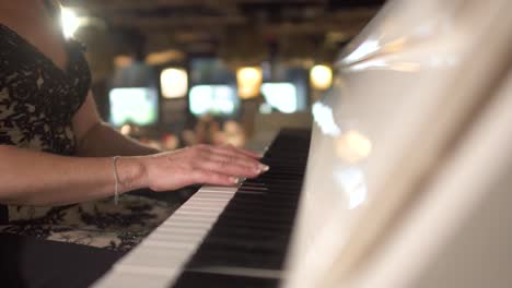 Mujer-en-vestido-juega-el-piano