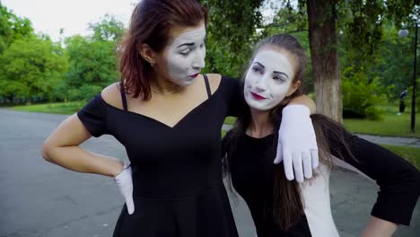 Girls-mimes-imitate-arguing-at-the-street