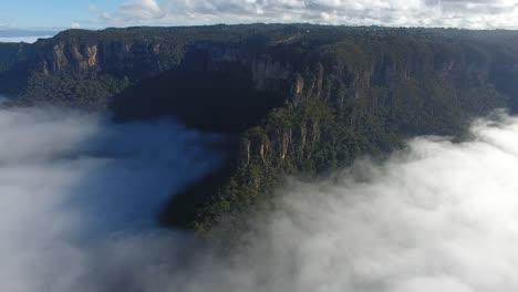 Drohne-Filmmaterial-fliegen-über-Blue-Mountains,-Australien