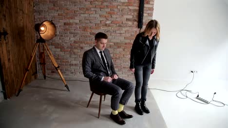 Modischer-paar-posiert-in-einem-Foto-Studio.