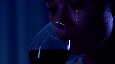 Mujer-solitaria-desesperada-llorando-y-bebiendo-vino-tinto-después-de-ruptura,-depresión