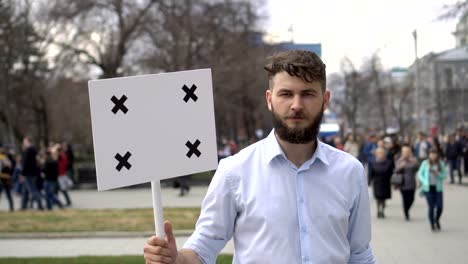 Büroangestellte-auf-Streik-oder-Revolution.-Schreien-in-ein-Megaphon-laut-Nahaufnahme.