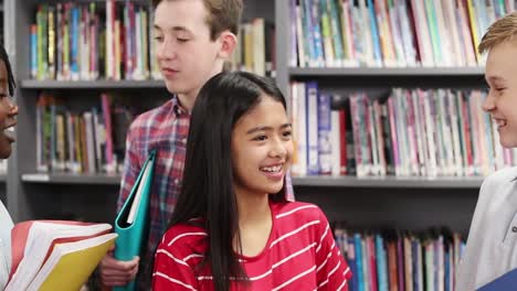 Tiro-mano-de-estudiantes-de-secundaria-hablando-con-amigos-en-la-biblioteca