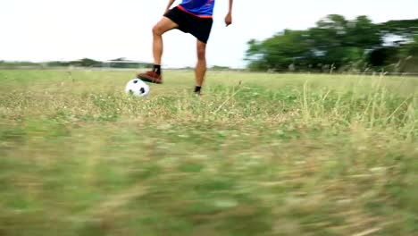 Fußballer-spielen-Fußball-auf-dem-Rasen.