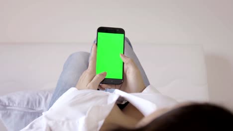 Frau-nutzt-Smartphone-auf-Bett