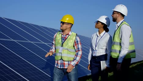 Trabajadores-de-la-electricidad-en-una-granja-solar