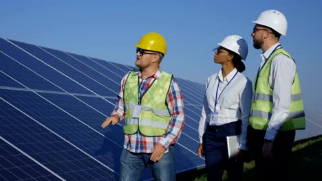 Elektrischen-Arbeiter-zu-Fuß-an-einem-Solarpark