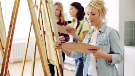 Studenten-mit-Staffeleien-Malerei-an-der-Kunstakademie