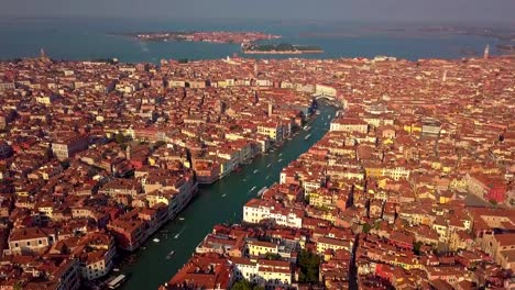 Aerial-Umlaufbahn-über-San-Marco-Platz-bei-Sonnenaufgang-in-Venedig-Italien