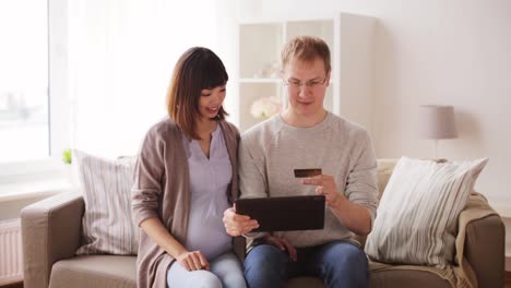 hombre-y-una-mujer-embarazada,-compras-en-línea-en-casa