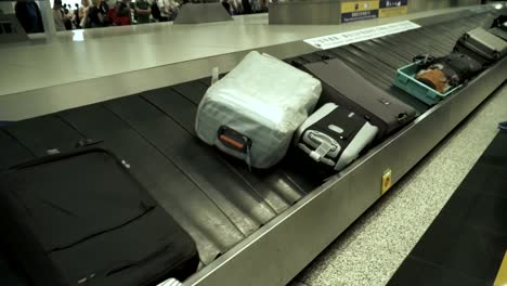 Verschiedenen-Koffern-auf-Förderband-am-internationalen-Flughafen