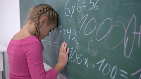 Schulbildung,-verärgert-weibliche-Schüler-stehen-in-der-Nähe-von-Blackboard-mit-Mathematik-Beispiele