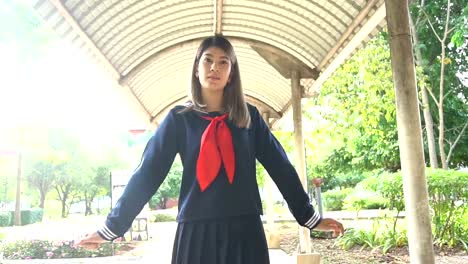 asiatische-Frau-Student-Kleid-tragen