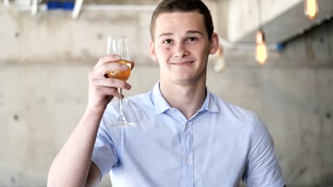 Start-up-erfolgreicher-Geschäftsmann-mit-einem-Glas-Champagner,-Slow-Motion-zu-feiern.