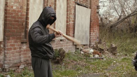 Straße-Hooligan-hält-einen-Baseballschläger-verdrehen