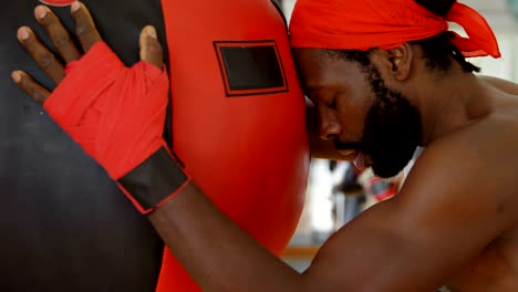 Männlicher-Boxer-entspannend-im-Fitness-Studio-4k