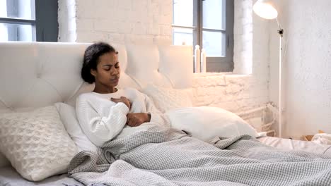 Kranken-jungen-afrikanischen-Mädchen-Husten-während-der-Entspannung-im-Bett
