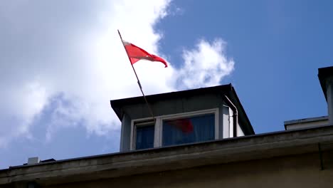 Polnische-Flagge-winken-auf-einem-Dach-in-4-k-Slow-Motion-60fps