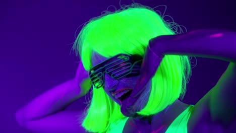 Langsame-Motin-von-schönen-sexy-Frauen-mit-fluoreszierenden-Make-up-und-Kleidung-Tanz-im-Neonlicht.-Night-Club,-Party-Konzept.