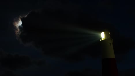 Timelapse-de-un-faro-en-la-noche