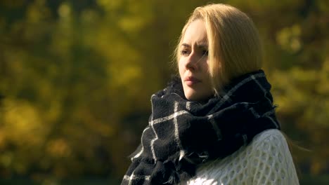 Kranke-Frau-in-Schal,-Husten-und-Niesen-im-Herbst-Park,-kalt,-gefangen-Immunität