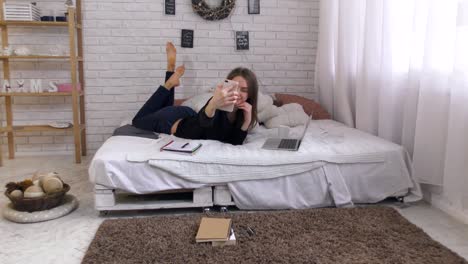Junge-Frau-Selfie-in-ihrem-Schlafzimmer-machen