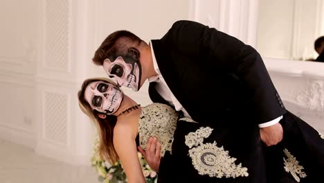 Retrato-de-una-joven-pareja-en-la-máscara-de-Halloween-en-un-hermoso-interior.