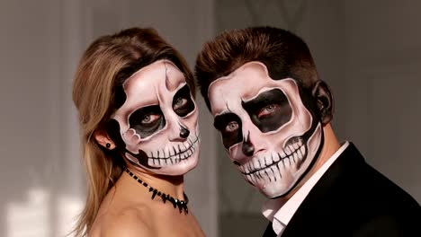 Ein-Mann-und-eine-Frau-in-einem-Kleid-und-Kostüm-mit-einem-gruseligen-Halloween-Make-up.