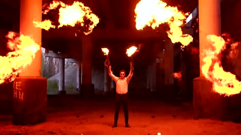 Ein-Mann-mit-Make-up-Skelett-Halloween-hält-zwei-Fackeln-mit-einer-starken-Flamme.