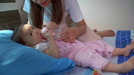 Mujer-poniendo-a-un-niño-a-dormir